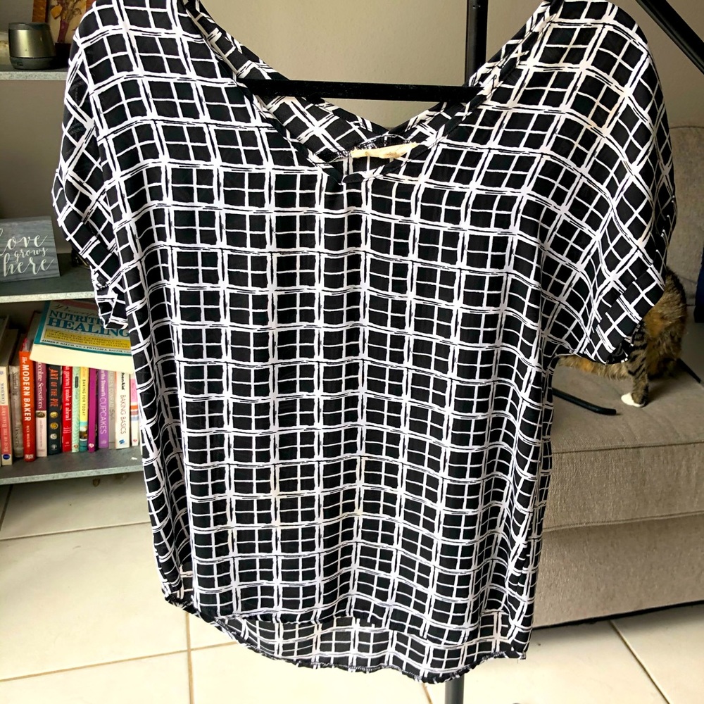 BUNDLE TO SAVE ✨ Black and white work shirt